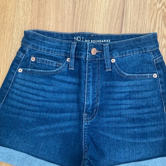 💕*NWT* No Boundaries Women’s Short Curvy Mom Shorts Size 7 💕 - Picture 3 of 6